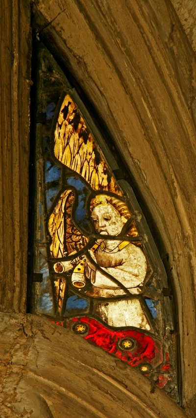 Vindu n1 som viser en musikerengel med en pibcorn (farget glass) av English School